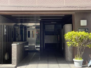 建物入口 - 朝日ビル 5F 貸会議室の外観の写真