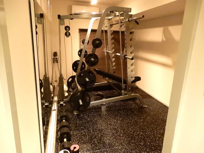 最新式のスミスマシンにストレッチや軽い自重トレーニングやチューブトレーニングをするのに十分なスペースがあります。 - R/B Workout GYMの室内の写真
