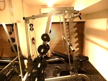 照明は色調や明るさの調節が可能となっております。 - R/B Workout GYMの室内の写真