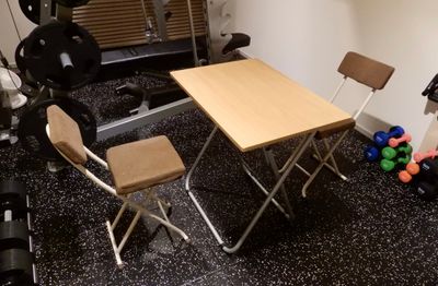 折り畳みの机と椅子二脚
面談やカウンセリングなど必要に応じて使用可能です。 - R/B Workout GYMの設備の写真