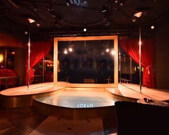 ステージ　音響もしっかりしてます♪
ポールダンスのポール
大型モニター（真ん中） - パーティー撮影場所・タントラ東京 多目的スペース（キッチンあり）の設備の写真