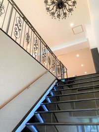 大理石の階段は各種撮影でのご利用に最適です。真鍮の手すりや頭上のシャンデリアが非日常間を演出します。 - オダケイジダンスアカデミー ダンススタジオの室内の写真