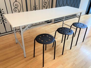 同様の長テーブル8台、丸椅子100脚ご使用いただけます。 - オダケイジダンスアカデミー ダンススタジオの設備の写真
