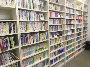 船橋北口みらい図書館 駅徒歩3分の本に囲まれたスペースの室内の写真