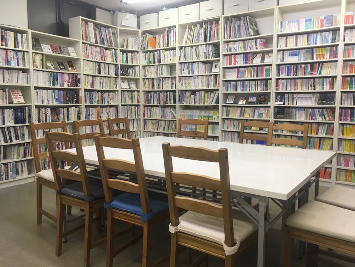 船橋北口みらい図書館 駅徒歩3分の本に囲まれたスペースの室内の写真