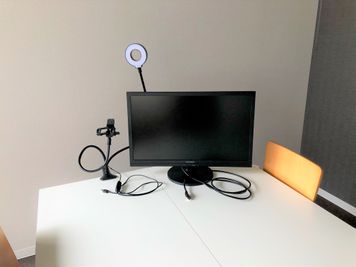 撮影用LEDライト（無料）、21.5型ワイド液晶ディスプレイ（無料・会議室内）完備 - THE STAY OSAKA コワーキング・多目的スペースの設備の写真