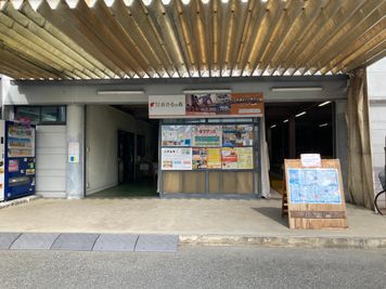 入り口。左側から入館し、外履を脱いでください - おさるアリーナ 多目的スペースの外観の写真