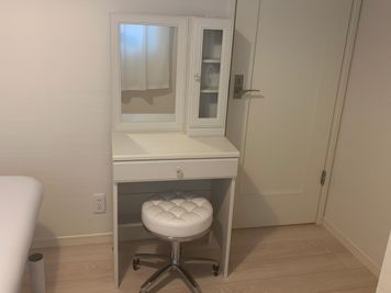 ドレッサーをテーブル代わりに使用したり、スツールを施術時に使用したりできます。 - 貸会議室en.beaute 都立大学レンタルエステルームの設備の写真