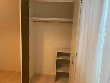 こちらのクローゼットにお荷物入れたり、お客様のお洋服かけたりに使用できます。中の棚も使用できます。 - 貸会議室en.beaute 都立大学レンタルエステルームの設備の写真