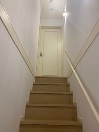 階段登ってまずは廊下のドアを開けてください - 貸会議室en.beaute 都立大学レンタルエステルームの入口の写真