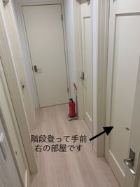 ２階には４部屋ありますので、その中の手前右側のドアの部屋になります。 - 貸会議室en.beaute 都立大学レンタルエステルームの入口の写真