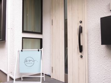 奥の白い扉が玄関です - 貸会議室en.beaute 都立大学レンタルエステルームの外観の写真