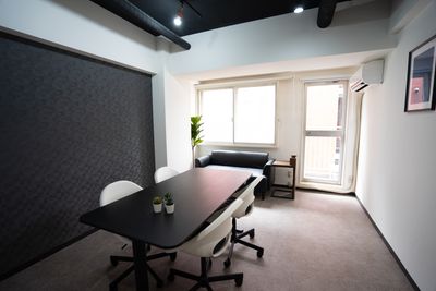 【撮影も可】池袋駅東口徒歩5分、会議やテレワークに最適な喫煙可の会議室。24時間利用可。 - 池袋会議室kuro
