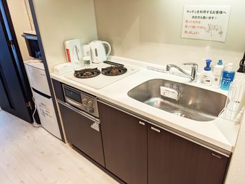 キッチンも完備してあり、調理器具、食器からたこ焼き器、ホットプレート、鍋など豊富にご用意✨ - 渋谷 道玄坂ルーム BACKYARD FAMILY for ROOM スペース 32の室内の写真
