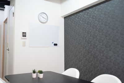 池袋会議室kuro 会議やテレワークに最適な貸会議室の室内の写真