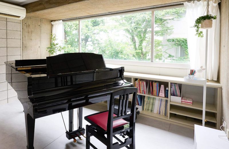 窓の外に緑が広がり
気持ちよく練習に集中できます。 - ArtStudio326 グランドピアノ完備スタジオの室内の写真