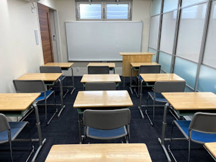 学習塾仕様の教室です。ホワイトボードがあります。 - べレオ和歌山駅東 貸し会議室・多目的スペースの室内の写真