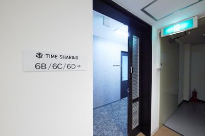 TIME SHARING新宿 テレワークブースの入口の写真