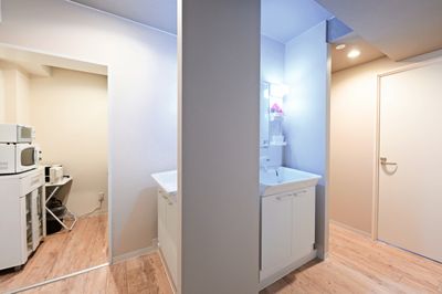 リビングを抜けた先が洗面台（２つ）と簡易キッチン、さらに奥にもお部屋があります（寝室なので時間貸し用ではありません。） - 札幌JOW2ビル 100m2の広々多目的スペースの室内の写真
