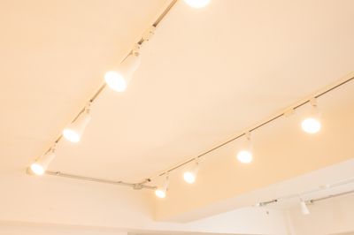 撮影フロアの照明です。
４列あり、列ごとに昼光色、電球色の切り替えが可能です。
こちらは電球色です。 - jaru studio jarustudioの室内の写真