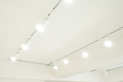 撮影フロアの照明です。
４列あり、列ごとに昼光色、電球色の切り替えが可能です。
こちらは昼光色です。 - jaru studio jarustudioの室内の写真