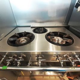 業務用ガスコンロ - レンタルスペース・エンアルト キッチンつきレンタルスペースの設備の写真