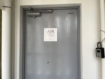 スタジオ入り口です。 - STUDIO AIR-KOBE- 神戸最安レンタルスタジオ！！の室内の写真