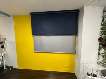 人気の黄色壁と
ロールスクリーン
グレーとネイビー
撮影につかえます！ - STUDIO AIR-KOBE- 神戸最安レンタルスタジオ！！の室内の写真
