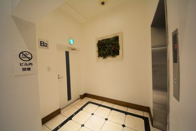 エレベーターホール。階段でのご来店も可能です。 - SuNaBa 多目的レンタルスペースの室内の写真