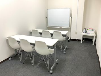 日本橋駅徒歩1分の利便性。低価格&完全個室の会議室。テーブルレイアウト変更可。商談、テレワーク、面接、自習室、撮影、娯楽室として - L&Cスペース日本橋駅前