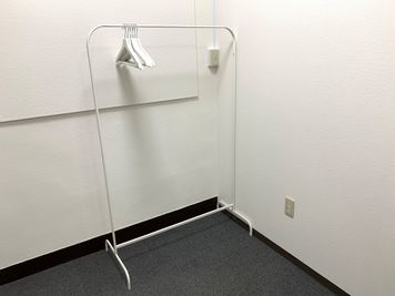 ハンガーラックもあります。 - L&Cスペース日本橋駅前 D号室の設備の写真