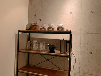 カフェエリアです。コーヒーもお飲みいただけます（有料） - なんばWest 💙なんば駅から徒歩3分💙の設備の写真