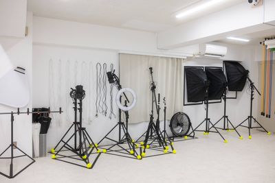 モノブロックストロボは全部で3台あります。リングライトや裸電球。さらにはタブレットホルダ、スマホホルダもございます。アンブレラもサイズ＆黒白ともに充実 - studio valko 県内最安!!★本格撮影スタジオ studio valko 横浜の設備の写真