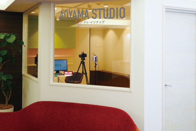 スタジオには大きな窓があります（窓は閉じることもできます） - サロンドゥインナップ青山 写真・動画撮影＆配信スタジオの室内の写真