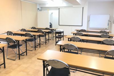 スクリーン・ホワイトボードも無料貸し出し致します。 - 高崎白銀ビル貸し会議室 第三会議室【3名掛け最大30席】の室内の写真
