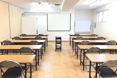 第三会議室【3名掛け最大30席】プロジェクター|スクリーン|Wi-Fi|ホワイトボード|手指消毒液|無料【窓有り】 - 高崎白銀ビル貸し会議室