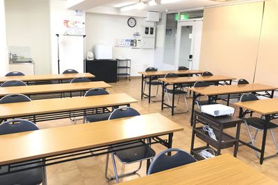 WiFiも完備しておりますので、ビジネスでのご利用にも適しております。 - 高崎白銀ビル貸し会議室 第三会議室【3名掛け最大30席】の室内の写真