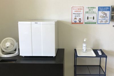 簡易冷蔵庫無料完備。アルコール消毒液　検温計　無料貸し出し。 - 高崎白銀ビル貸し会議室 第三会議室【3名掛け最大24席】の設備の写真