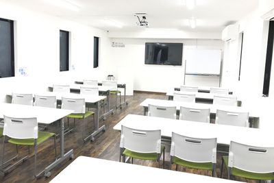 高崎白銀ビル貸し会議室 別館 Room1【2-3名掛け最大26席】の室内の写真