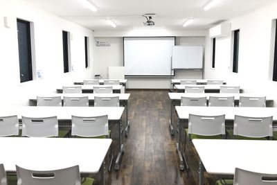 スクール形式26席 - 高崎白銀ビル貸し会議室 別館 Room1【2-3名掛け最大26席】の室内の写真