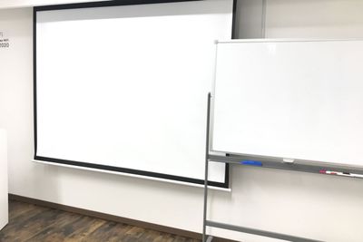 ホワイトボード・100inchスクリーン無料完備 - 高崎白銀ビル貸し会議室 別館 Room1【2-3名掛け最大26席】の設備の写真