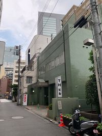 THビル2階Aルーム 多目的スペース（会議室、セミナールーム、ダンススタジオ）の入口の写真