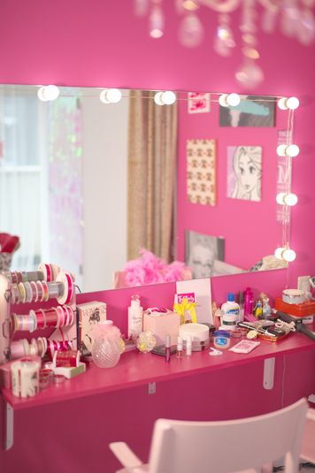 ヘアメイクも可能な大きな鏡のある
ピンクのメイクスペース - Pinky Room ピンクのフォトスタジオの室内の写真