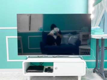 大型テレビで鑑賞会出来ます。
(DVDBlu－rayは別途料金です。（500円）） - H.R.S.O 大須ティーブルー Heavenly 大須ブルーの室内の写真