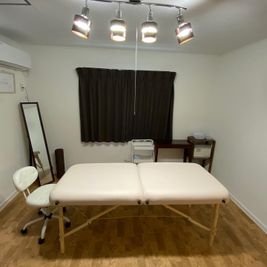 エステなど明るめの照明が良い場合は電球を変更可能です。 - share salon tree 個室の室内の写真
