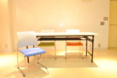 長机５台、椅子12脚、丸椅子12脚、背面の壁はホワイトボード仕様。 - studio I-LAB スタジオの設備の写真