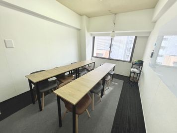 新大阪駅の東口10秒のレンタルスペース/会議室【SS新大阪】 WiFi備品全無料貸出の多目的室・ルーム617の室内の写真