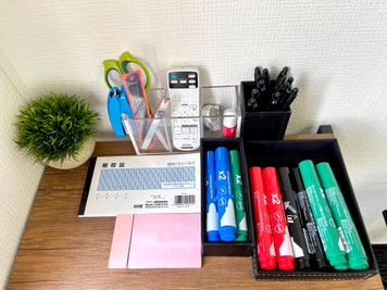 新大阪駅の東口10秒のレンタルスペース/会議室【SS新大阪】 WiFi備品全無料貸出の多目的室・ルーム617の室内の写真