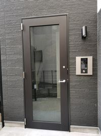 右側のオートロック操作盤下の鍵穴にキーを差し込み、オートロック開錠してください - ヒカリオ新宿 ワークスペース　１０１の入口の写真