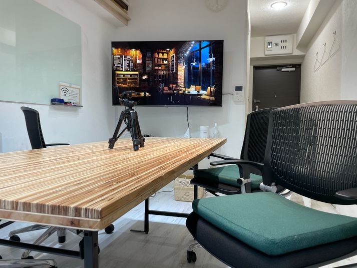 新宿駅すぐ　動画撮影・貸し会議室 - プラスペ新宿西口　鑑賞会/動画配信/会議/オフ会